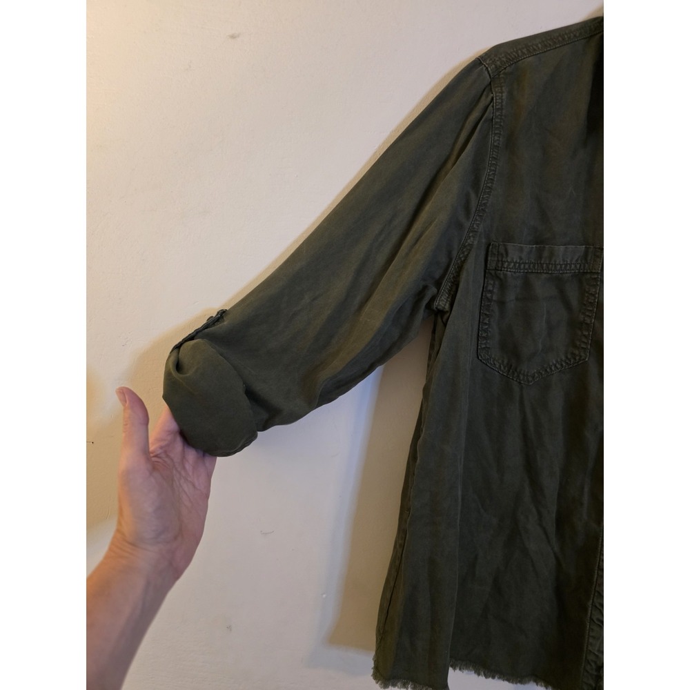 Chico's Women's 2.5(14) Green‎ Frayed Trim Roll-Tab Long Sleeve Button Up Blouse - Picture 4 of 9